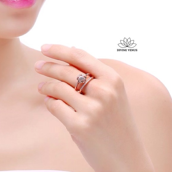 Rose Gold Flower Ring | Brass & Cubic Zirconia - Picture 3 of 7